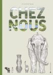 Couverture d'un livre intitulé 'Chez Nous', présentant un éléphant dessiné et des silhouettes d'animaux, avec des éléments naturels en arrière-plan.