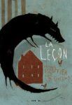 Illustration de la couverture d'un livre intitulé 'La Leçon', mettant en scène une silhouette noire d'un loup entourant une maison rouge.