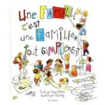 Illustration d'un livre pour enfants avec des personnages colorés et le texte 'Une famille c'est une famille tout simplement'.