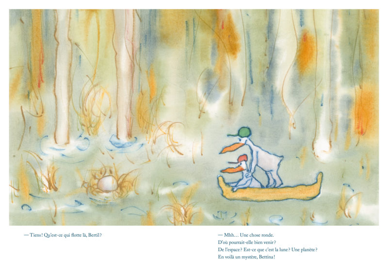 Deux personnages sur un canot dans un environnement aquatique brumeux, observant un objet flottant rond, avec des arbres en arrière-plan.