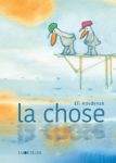 Couverture d'un livre intitulé 'La chose', illustrée avec deux personnages ressemblant à des oiseaux sur un quai, au-dessus d'une eau calme.