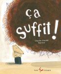 Couverture du livre 'Ça suffit!' avec un personnage dessiné tenant une boîte et devant une grande masse brune.
