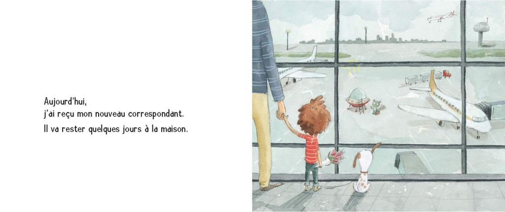 Une illustration d'un enfant tenant la main d'un adulte, regardant par une grande fenêtre d'aéroport où se trouvent des avions et une vue de la ville.