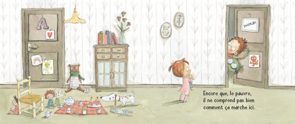 Une scène d'intérieur montrant un enfant aux cheveux roux tenant une poupée, face à une porte où un autre enfant, avec une expression surprise, apparaît. Des jouets et des objets sont éparpillés sur le sol.