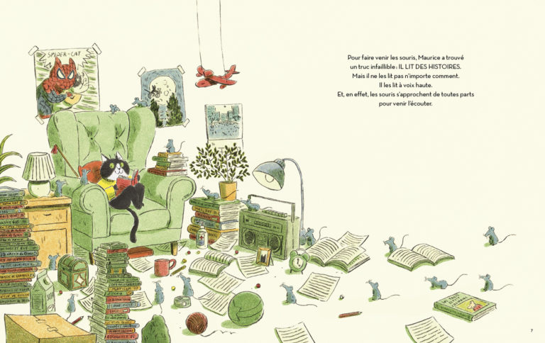 Une illustration colorée d'un chat noir assis dans un fauteuil vert au milieu d'une pièce en désordre remplie de livres, de souris, et d'objets divers, avec une ambiance de narration.
