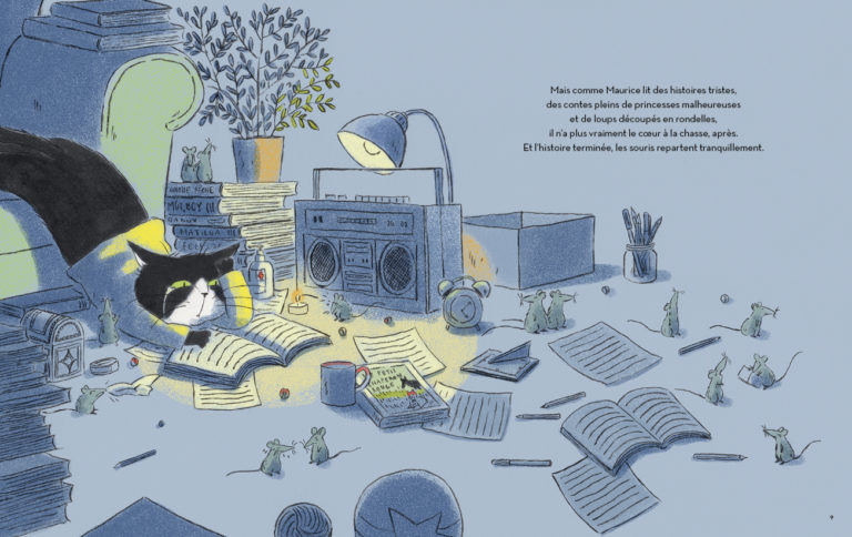Un chat noir et blanc allongé sur un livre dans un désordre de livres, de feuilles et de petits rongeurs dans une pièce à éclairage doux.