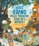 Illustration colorée montrant des enfants et des adultes interagissant dans un environnement communautaire, avec le texte 'ASSEZ GRAND POUR PRENDRE SOIN DES AUTRES !' en haut.