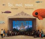 Couverture d'un livre intitulé 'Toi, moi, nous...' avec des illustrations d'un paysage urbain et des poissons colorés.