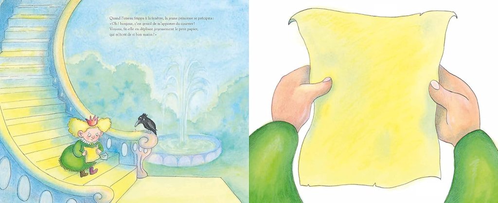 Une jeune princesse souriante avec une couronne se tient sur un escalier, entourée d'un jardin et d'une fontaine, regardant un corbeau.