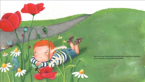 Un enfant allongé sur le ventre dans un champ, entouré de fleurs colorées, observant un papillon et une abeille. Un chemin sinueux est visible à l'arrière-plan.