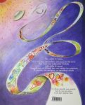 Illustration colorée avec des motifs et dessins sur fond violet, représentant une lettre stylisée entrelacée de divers éléments artistiques.