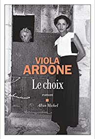 Couverture du livre 'Le choix' de Viola Ardone, avec une image en noir et blanc d'une femme en robe noire et un homme dans une fenêtre.