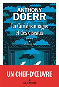 Couverture du livre 'La Cité des nuages et des oiseaux' d'Anthony Doerr, avec un décor bleu et des illustrations de nuages et d'oiseaux.