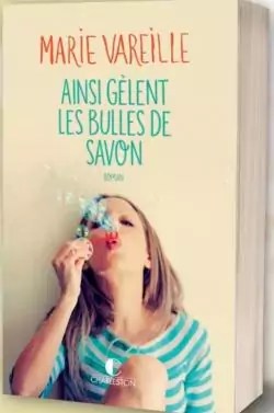 Couverture du livre 'Ainsi gèlent les bulles de savon' de Marie Vareille, présentant une femme soufflant des bulles de savon.