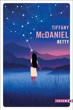 Couverture du livre 'Betty' de Tiffany McDaniel, présentant une silhouette féminine regardant un ciel étoilé au-dessus de montagnes.
