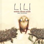 Couverture du livre 'Lili entre deux nids', illustrant une petite chouette entre deux nids en toile de fond.