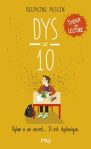Couverture du livre 'DYS 10' de Delphine Peslin, avec un enfant assis à une table, entouré de livres, sur fond jaune.