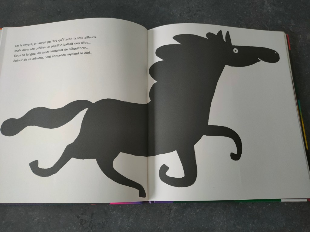 Illustration d'un cheval en silhouette noire courant sur une page de livre, avec des texte en français à côté.