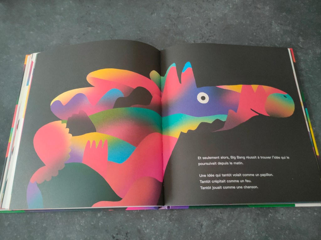 Une page d'un livre illustré avec un fond noir et des formes colorées représentant un animal stylisé. Des textes en français décrivent une idée.
