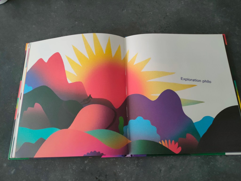 Page d'un livre illustré avec des formes colorées représentant des collines et un soleil brillant. Titre visible : "Exploration philo".