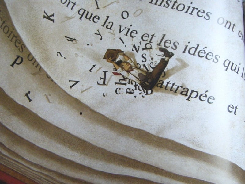 Un personnage allongé sur des pages de livre avec des lettres flottantes autour de lui, symbolisant l'imagination et la lecture.