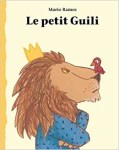 Couverture du livre 'Le petit Guili' de Mario Ramos, illustrant un lion portant une couronne et un vêtement bleu, avec un petit oiseau rouge sur son nez.