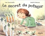 Couverture du livre 'Le secret du potager', montrant un enfant en train de jardiner parmi des légumes.