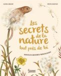 Couverture du livre 'Les secrets de la nature tout près de ici' avec des illustrations de plantes et d'un petit animal sur un fond doux.