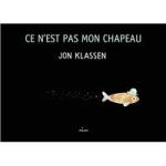 Couverture du livre 'Ce n'est pas mon chapeau' de Jon Klassen, montrant un poisson avec un chapeau sur un fond noir.