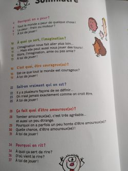Page de sommaire d'un livre avec des illustrations ludiques. Les titres abordent des thèmes variés comme la peur, l'imagination et l'amour.