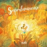 Couverture d'un livre intitulé "Superlumineuse", avec une illustration colorée de végétation et une figure centrale rayonnante en lumière.