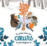 Illustration d'animaux dans la neige autour d'un arbre, avec un ours, un hibou, un écureuil et d'autres créatures jouant ensemble.