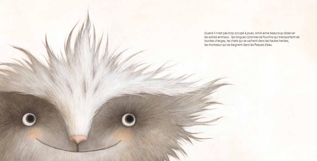 Un personnage fictif aux traits d'animaux avec un pelage blanc et gris, souriant, observant son environnement.