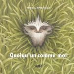 Couverture du livre 'Quelqu'un comme moi' avec une illustration d'une créature paisible au milieu de l'herbe.