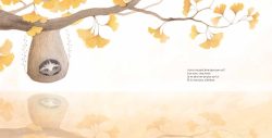 Une illustration d'un arbre avec des feuilles jaunes, montrant un nid suspendu. Un animal à l'intérieur du nid observe son reflet dans l'eau en dessous.