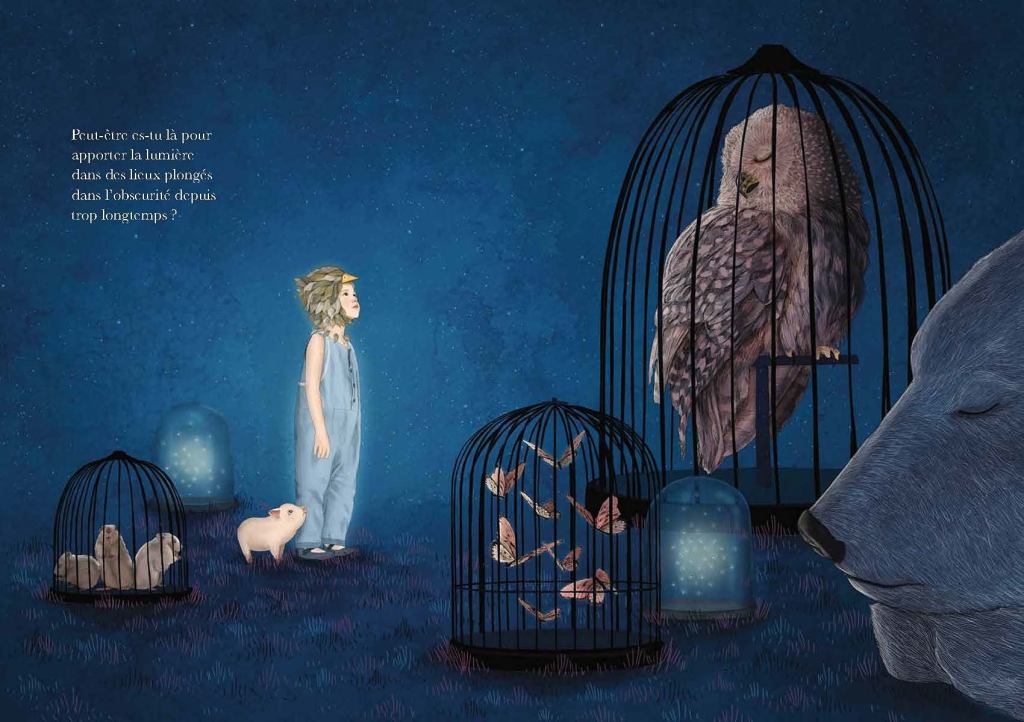 Une illustration nocturne présentant un enfant avec une couronne de feuilles, debout près de cages contenant un hibou endormi et divers petits animaux, avec un ours paisible à droite.
