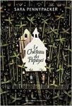 Couverture du livre 'Le Château des Poupées' de Sara Pennypacker, illustrée avec des motifs de palmieres et une maison blanche au centre.