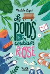 Couverture du livre 'Le poids de la couleur rose' de Nathalie Dyer, avec des illustrations vibrantes de feuilles, d'une banque, d'un sac à dos orange et de chaussures, créant une ambiance estivale.