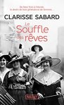 Couverture du livre 'Le Souffle des rêves' de Clarisse Sabard, avec des femmes en robes des années 1920 portant des chapeaux et des drapeaux.