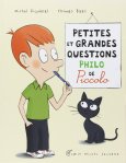 Couverture du livre 'Petites et grandes questions philo de Piccolo', montrant un enfant avec des cheveux roux tenant un crayon et un chat noir à ses côtés.