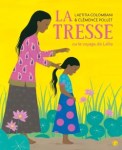 Couverture du livre 'La Tresse' illustrant une femme coiffant les cheveux d'une jeune fille, sur un fond jaune avec des motifs floraux.