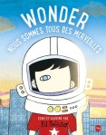 Couverture du livre 'Wonder: Nous sommes tous des merveilles' avec un personnage dessiné portant un casque d'astronaute et un t-shirt rouge, devant un paysage urbain.
