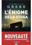 Couverture du livre 'L'énigme de la Stuga' par Camilla Grebe, présentant une maison dans un environnement sombre avec le titre en lettres blanches et rouges.
