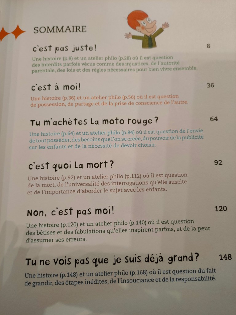 Couverture d'un sommaire avec des titres d'histoires et d'ateliers philosophiques, accompagnée d'une illustration d'un personnage souriant.