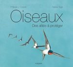 Couverture d'un livre intitulé 'Oiseaux', montrant des oiseaux en vol sur un fond bleu, avec le titre et les noms des auteurs en haut.