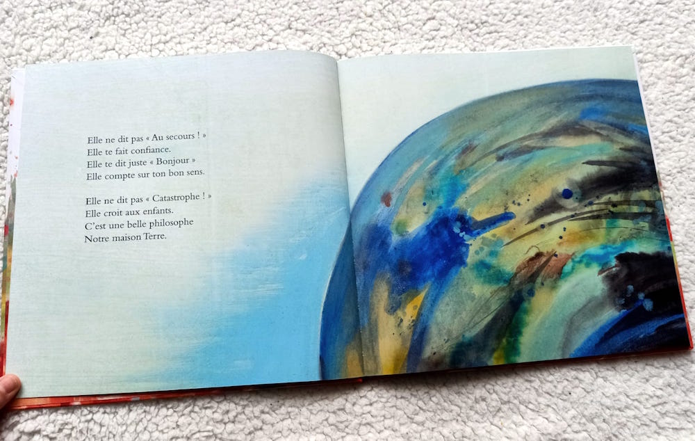 Page d'un livre avec un fond aquarelle représentant la Terre et un texte en français sur la confiance et l'espoir.