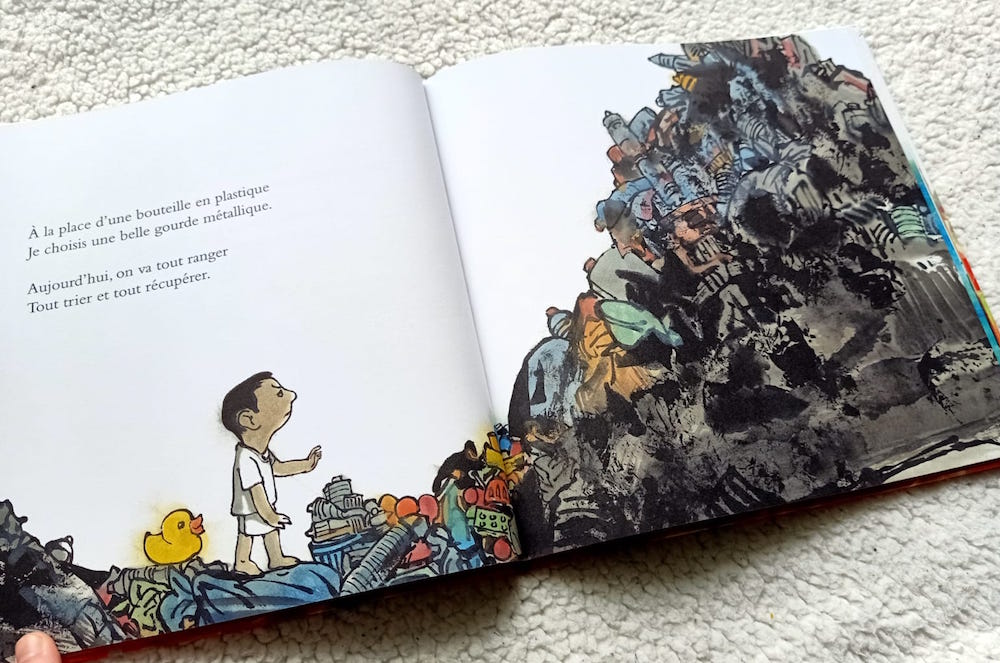Illustration d'un enfant regardant une montagne de déchets, avec des déchets colorés et un texte en haut sur le recyclage.
