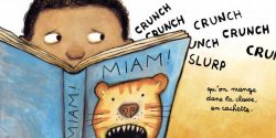 Un enfant lisant un livre intitulé 'MIAM!' avec une illustration de lion, entouré de mots tels que 'crunch' et 'slurp'.