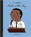 Couverture d'un livre illustré sur Martin Luther King, avec un personnage en style cartoon devant un pupitre.