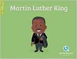 Illustration d'un personnage stylisé de Martin Luther King portant un costume noir sur fond vert.